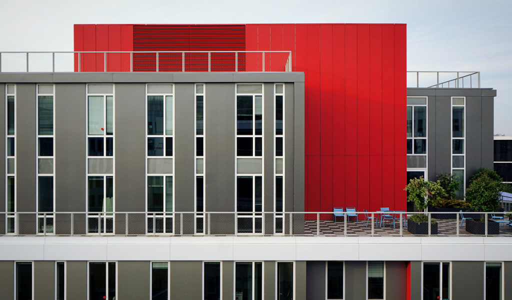 Außenansicht eines modernen Gebäudes, mit einer Pfosten-Riegel-Fassade